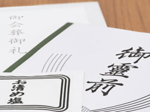 葬儀のお清めの塩の持つ意味とは？使い方と由来
