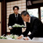 火葬時に棺に入れるものは何が適切？副葬品のマナーを解説