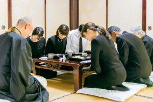 葬儀の精進落としとは？流れやマナー、挨拶例を詳しく解説