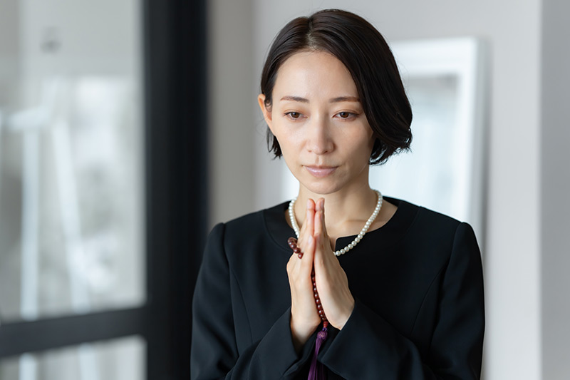 手を合わせる女性