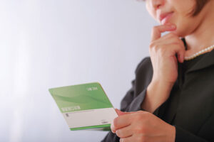 葬儀費用は相続財産から支払える？負担者や控除対象を解説