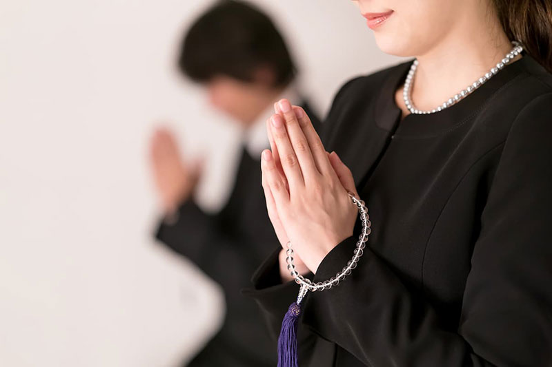 手を合わせる女性