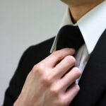 葬儀の平服とは何を着る？シーン別の服装マナーを解説