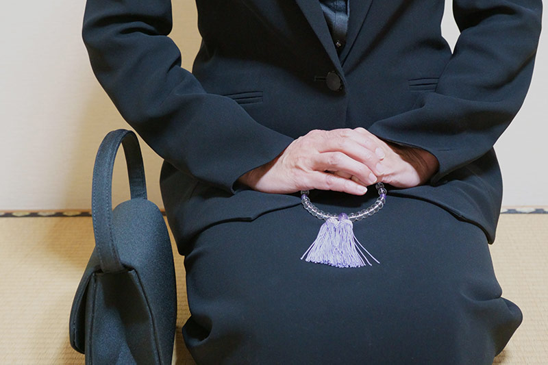 礼服を着て座る女性