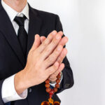 葬儀でスーツの色は何を選ぶ？服装の基本を解説