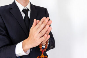 葬儀でスーツの色は何を選ぶ？服装の基本を解説