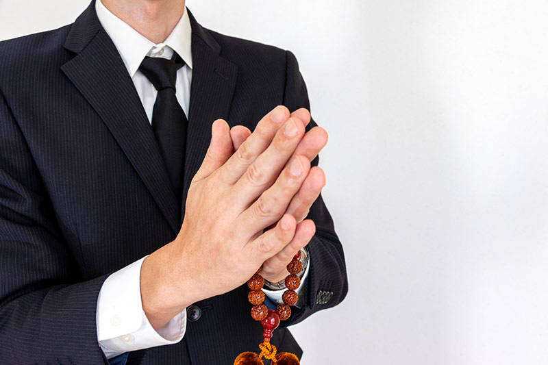 合掌する男性