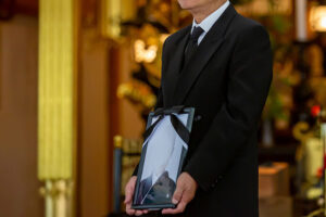 葬儀の施主と喪主の違いとは？役割や決め方、マナーを解説