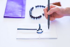香典の書き方の基本を解説。香典袋の選び方から宗教別の書き方まで