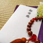 葬儀のお布施は何の封筒に入れる？書き方と渡し方のマナー