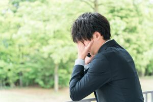 遠方の葬儀はどこまで参列する？挨拶のマナーも紹介