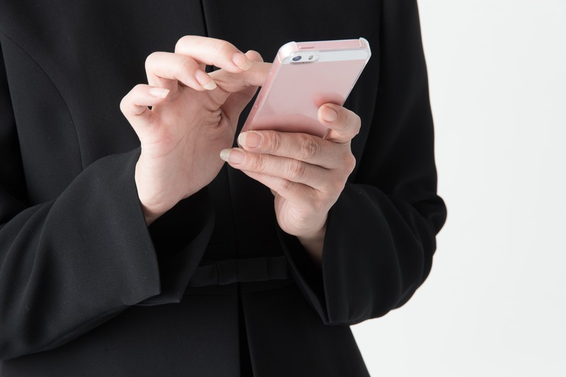 スマホを操作する女性