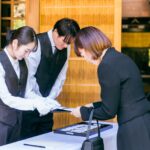 葬儀の受付を手伝ってくれた方へのお礼は必要？相場から渡し方まで