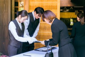 葬儀の受付を手伝ってくれた方へのお礼は必要？相場から渡し方まで