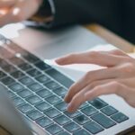 葬儀の案内はメールでも良い？内容や例文、注意点を解説