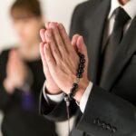葬儀と結婚式が同じ日に重なったときの正しい対応