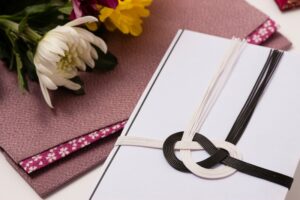葬儀のお花代とは?相場や書き方・渡し方のマナーを解説